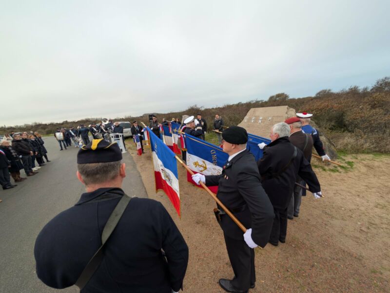 Image for the Tweet beginning: Il y a 82 ans,